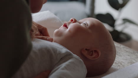 Nahaufnahme-Der-Mutter,-Die-Das-Glückliche-Baby-Küsst,-Lacht-Und-Die-Liebevolle-Mutter-Genießt,-Die-Ihr-Kleinkind-Zu-Hause-Pflegt