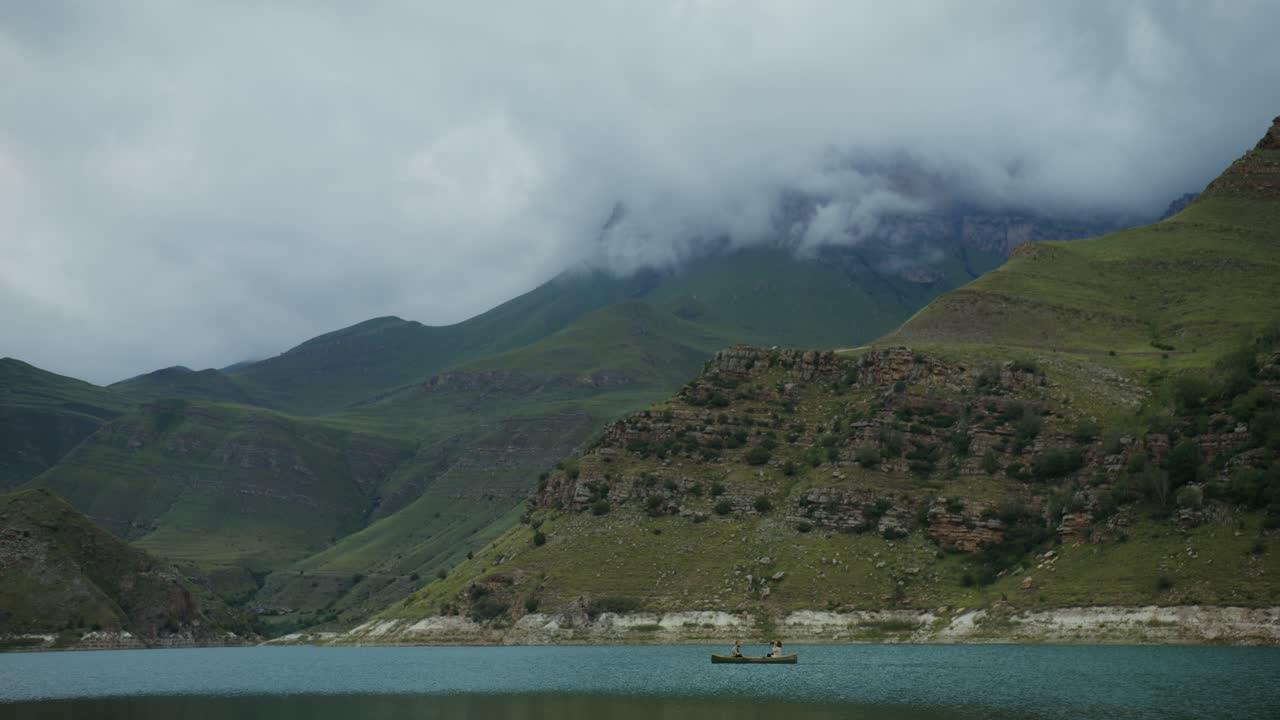 en canoa en un lago de montaña