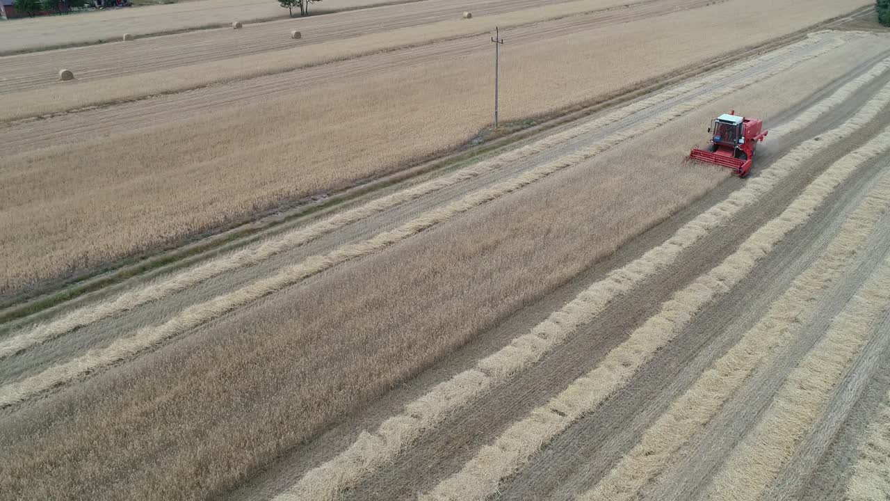 작업 중인 수확기 기계의 하향식 보기