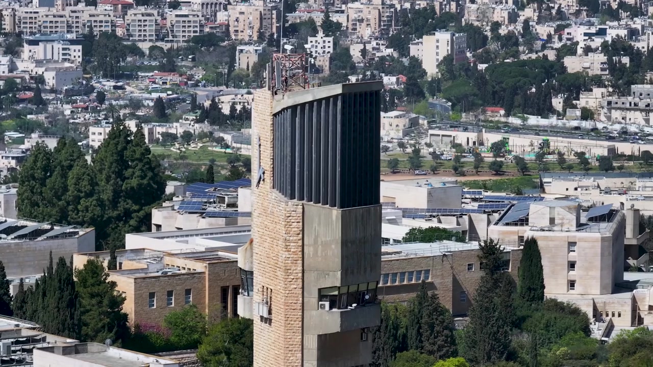 Droneopptak som panorerer sakte fra tårnet til Det hebraiske universitetet for å avsløre Klippedomen og det vidstrakte bybildet i Jerusalem under sterkt sollys