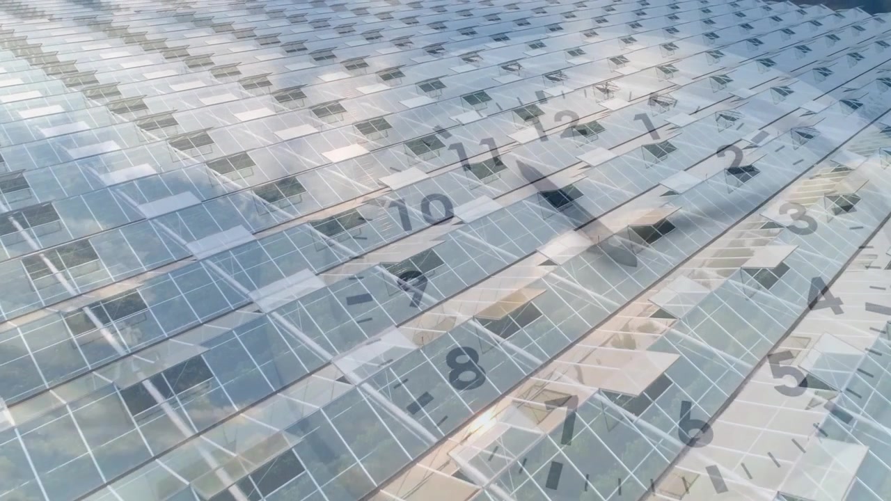 Rivelazione iniziale con panoramica, pannelli solari che luccicano, mostrando ombre in movimento, quadrante dell'orologio che segna il tempo