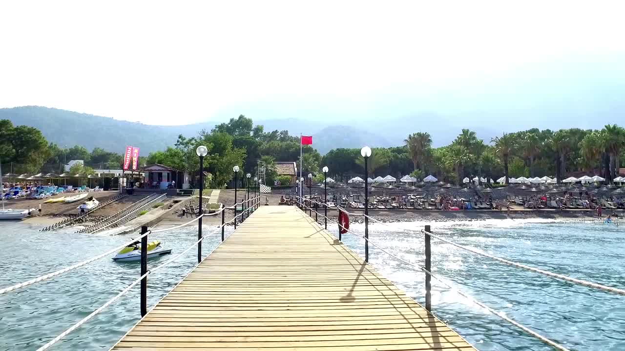 Bellissima spiaggia a Beldibi con una montagna sullo sfondo.