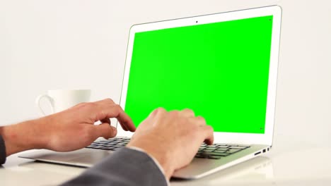 mano de hombre usando computadora portátil