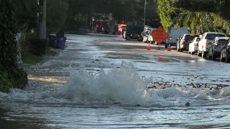 Wasserrohrbruch---Überflutung-Der-Straße