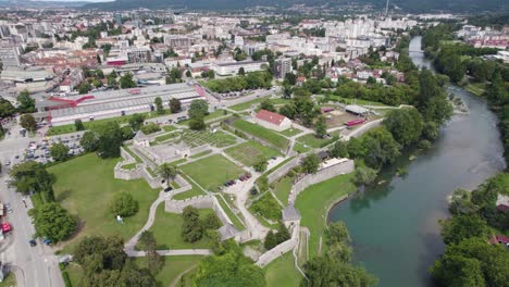 la fortaleza de banja luka's kastel junto al río vrbas, vista aérea del paisaje urbano, bosnia