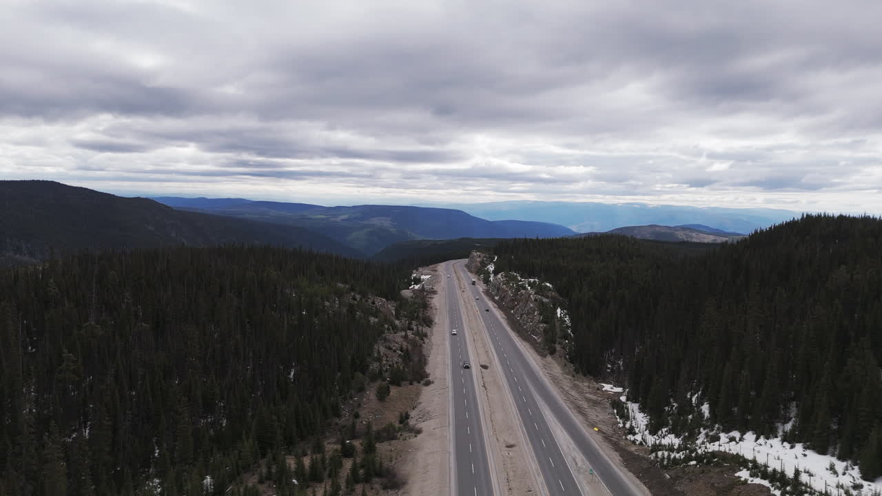 브리티시 지방을 가로지르는 고속도로 97c의 경로를 즐기십시오.