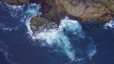 Drohne-Schneidet-über-Die-Klippe-In-Suances,-Spanien