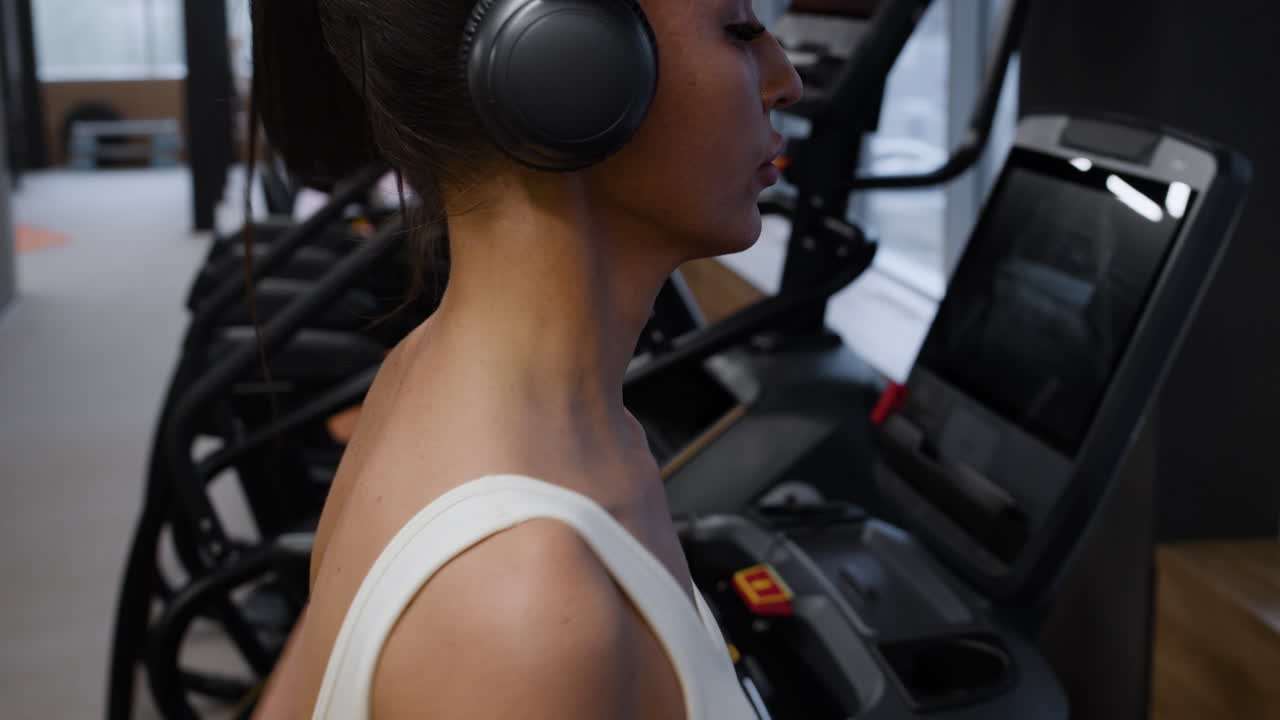 체육관 에서 트레드밀 에서 운동 하는 여자