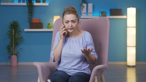 Mujer-Hablando-Por-Teléfono-Discutiendo.