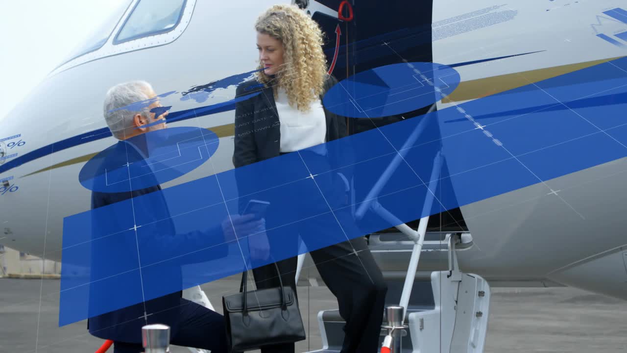 Dúo de negocios junto a las escaleras de un jet sosteniendo un teléfono, gesticulando mientras los gráficos se expanden para la planificación de vuelos