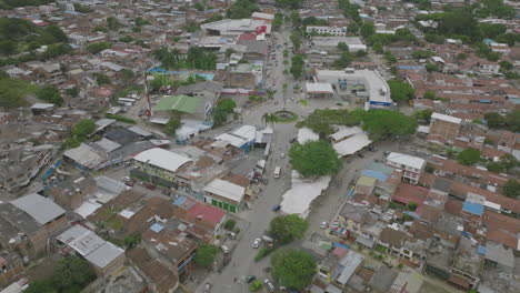 Amplia-Toma-Aerea-Que-Gira-De-Una-Rotonda-En-Jamundi,-Colombia