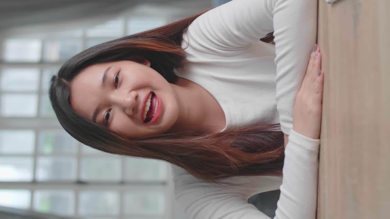 웃는 젊은 여자