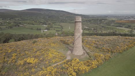 la ruina de la chimenea de las minas de plomo ballycorus en la colina carrickgollogan