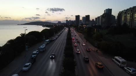 dron aéreo de la ciudad al atardecer