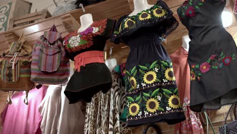 vêtements traditionnels mexicains féminins à vendre à la boutique de cadeaux