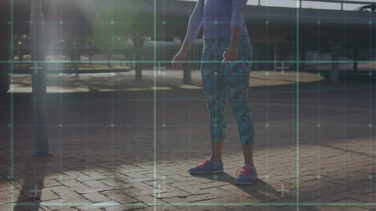 Atleta donna che inizia una serie di esercizi fitness, eseguendo squat controllati su una piazza in mattoni con una sovrapposizione HUD.