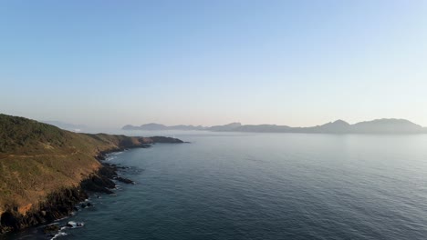 해질녘 갈리시아에 있는 cies 섬의 바다 위의 180º 공중 파노라마