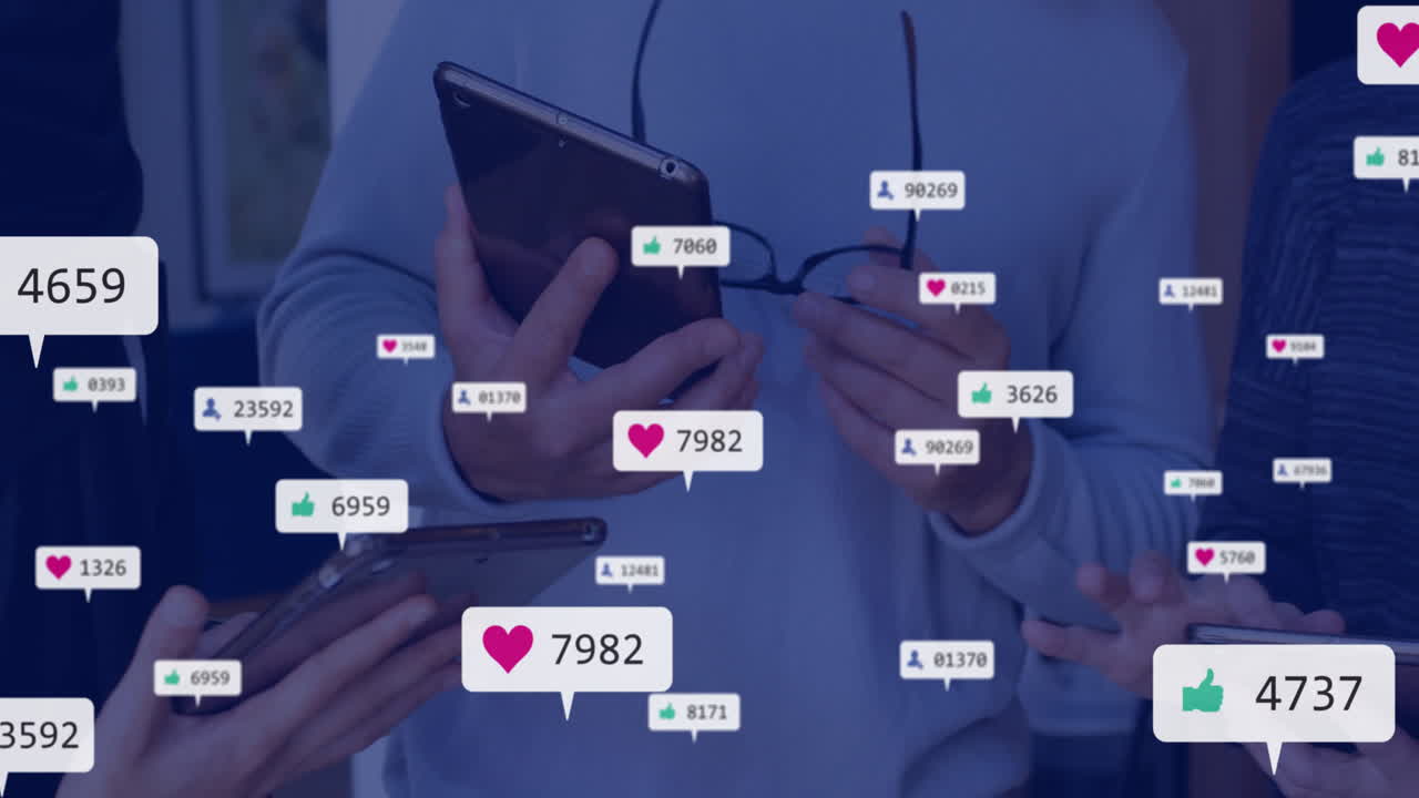 스마트폰을 사용하는 백인 동료의 중간 부분에 대한 소셜 미디어 알림의 애니메이션