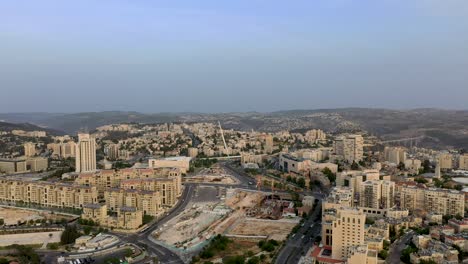 Toma-Aérea-Hacia-Adelante-Del-Puente-De-Cuerdas-De-Jerusalén-Y-El-área-De-Entrada-De-La-Ciudad,-Israel