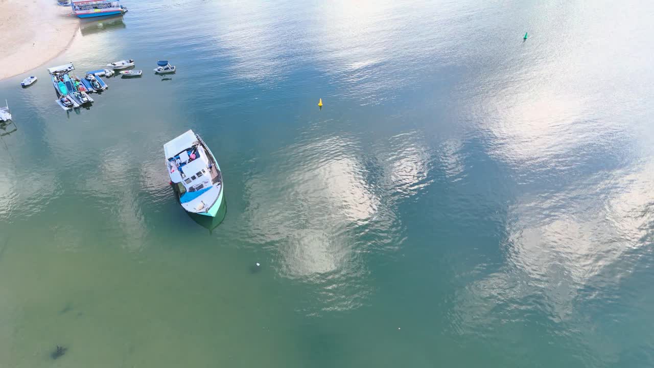 평온한 물에 있는 배의 공중 영상