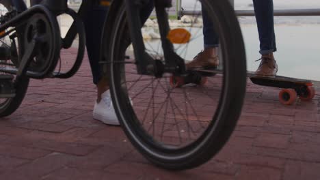 Pareja-Joven,-Con,-Patín,-Y,-Bicicleta