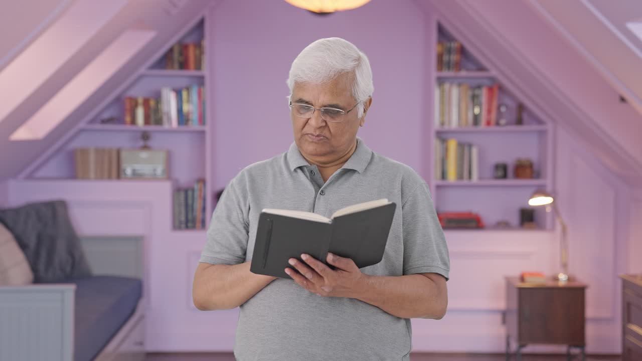 un anciano indio leyendo un libro