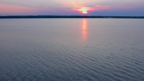 Flotando-Sobre-El-Agua-Y-Los-Reflejos-De-La-Hermosa-Mosca-Aérea-De-Drones-Sobre-El-Lago-Seneca-Nueva-York-Al-Atardecer