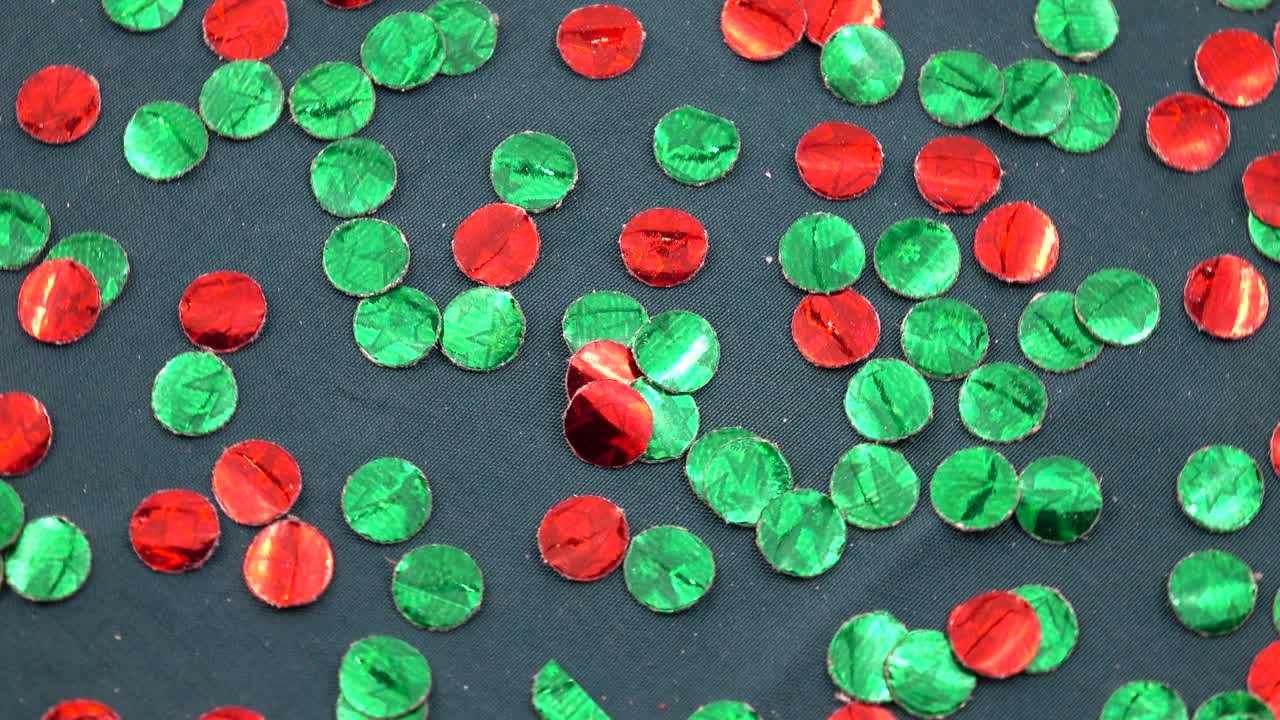 dispersión de confeti verde y rojo, fondo festivo