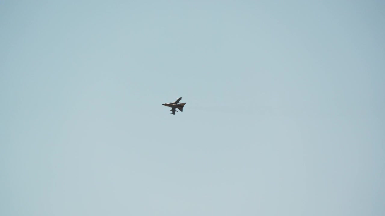 Militært jagerfly flyvende på en klar himmel
