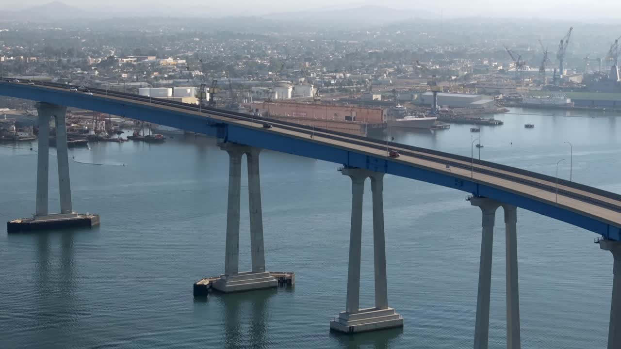 Auto sul Ponte San Diego Coronado - panoramica aerea dinamica e avvolgente