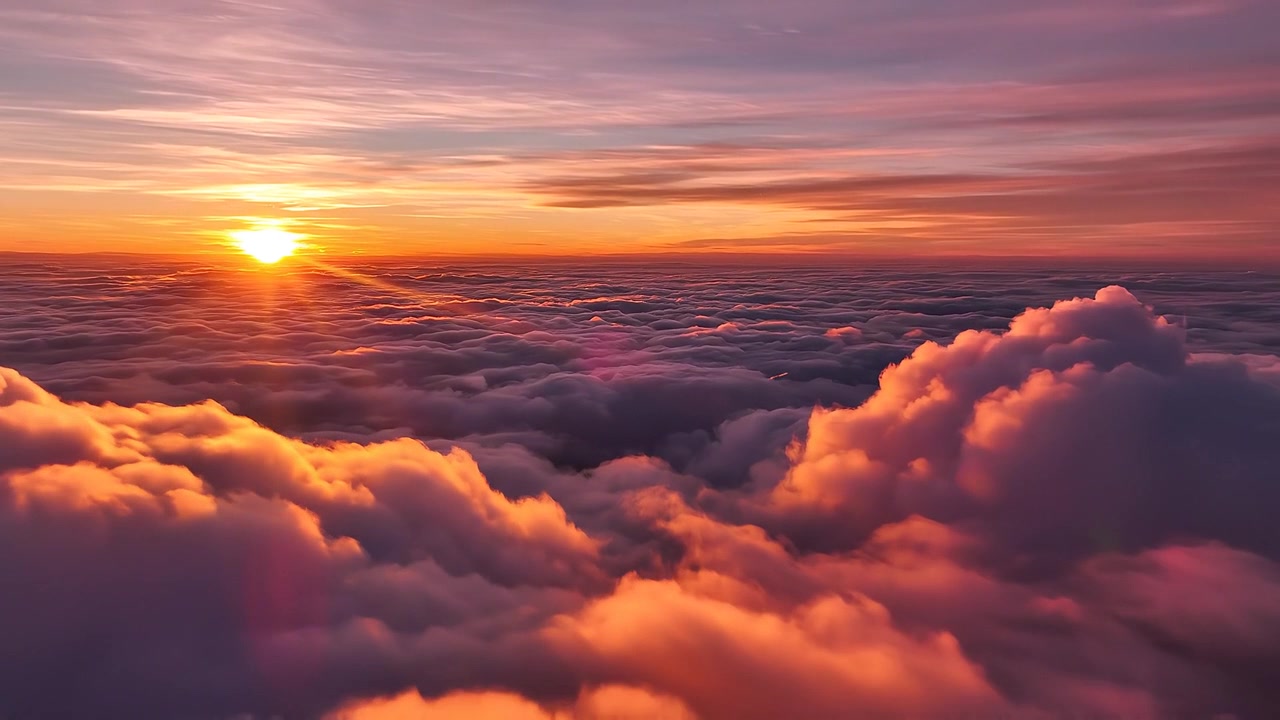 Vista mozzafiato del tramonto sopra un fitto mare di nuvole