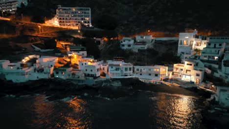 Volando-Hacia-Atrás-En-La-Noche-Desde-Un-Pequeño-Y-Hermoso-Pueblo-De-Pescadores-En-España