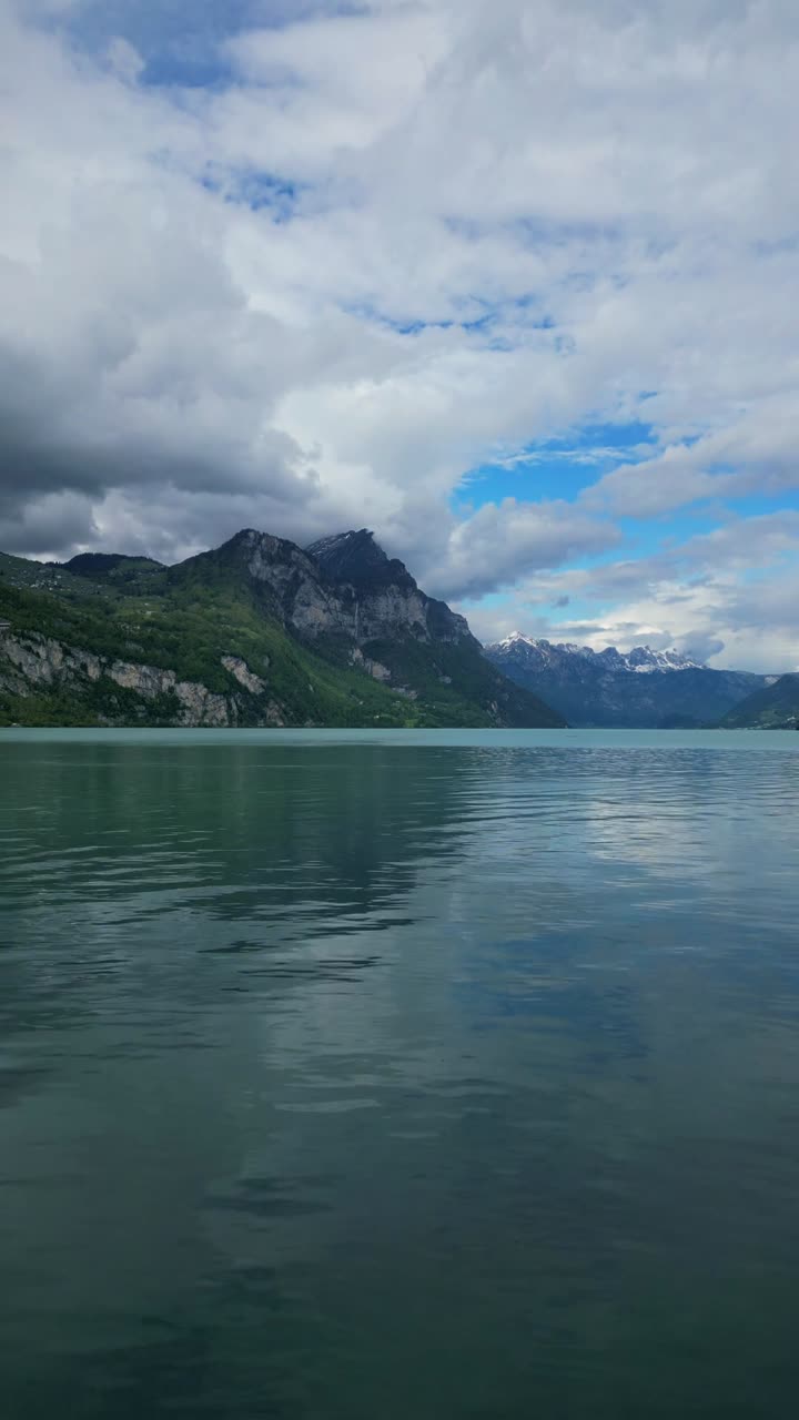 Sveitsin Alppien Glarusin Alppien laakso, vuori, Walenjärvi (Walensee), luonto, pystysuuntainen dronen ilmakuva.