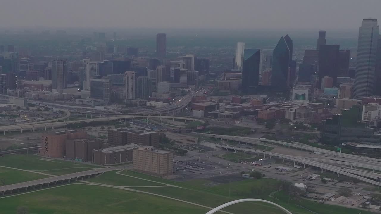 Vista general del centro de Dallas con autopistas y edificios en Texas