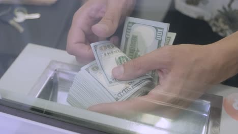 las manos cuentan el número de billetes de dólar. la caja del banco 100 dólares
