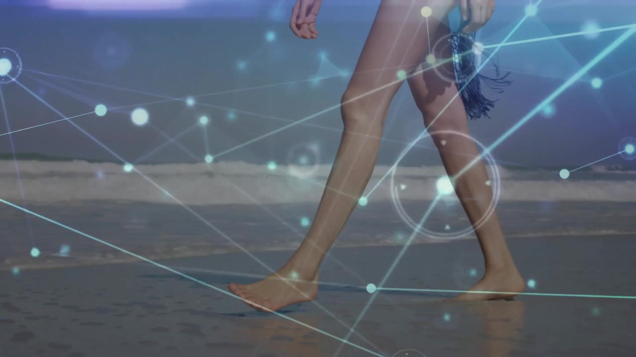 Fuß berührt nassen Sand, initiiert pulsierendes Netzwerk-Overlay, während Frau mit Technologie geht.