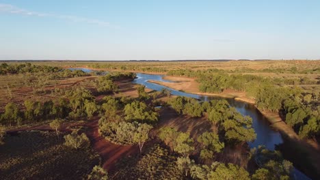 Schöne-Luftaufnahmen-Eines-Sees-Im-Australischen-Outback-Mit-Morgenlicht