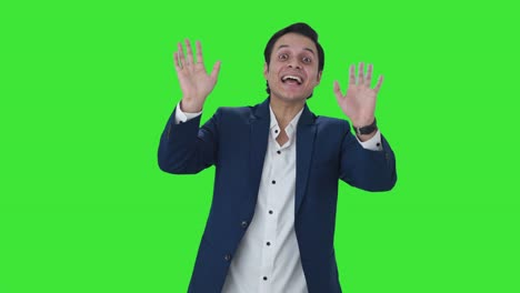 hombre de negocios indio feliz saludando pantalla verde