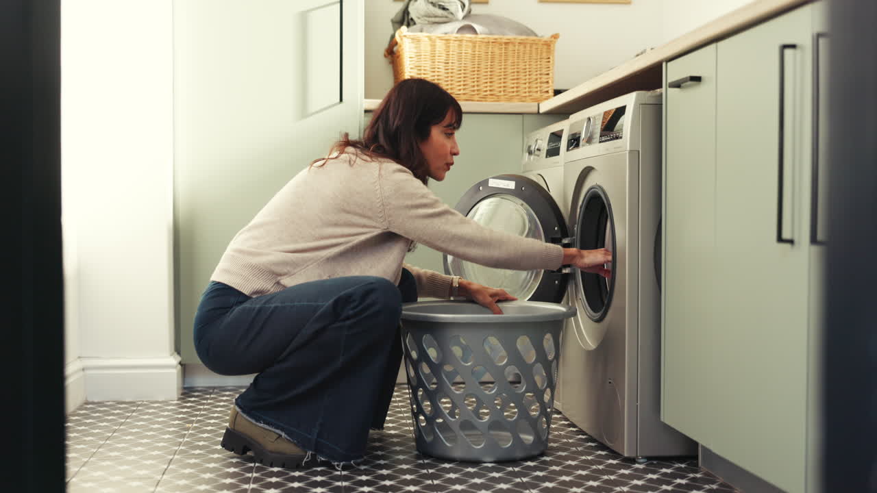 mujer lavando la ropa en casa