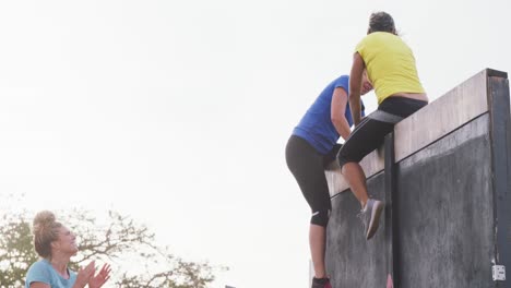 amigas disfrutando de hacer ejercicio en el campamento de entrenamiento juntas