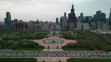 Vista-Aérea-De-La-Fuente-Y-Los-Jardines-De-Buckinham-Y-El-Horizonte-Y-El-Tráfico-De-Chicago