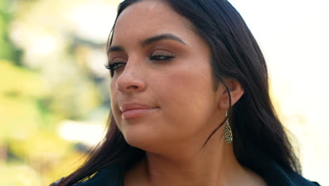 un video estabilizado en cámara lenta de 4k que muestra un primer plano de una hermosa modelo femenina de oriente medio de ojos verdes explorando un exuberante jardín de té japonés en california.