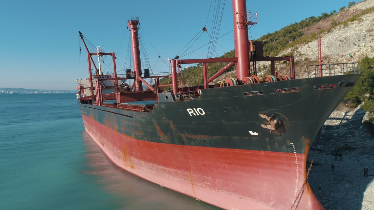 barco de carga abandonado en una playa costera