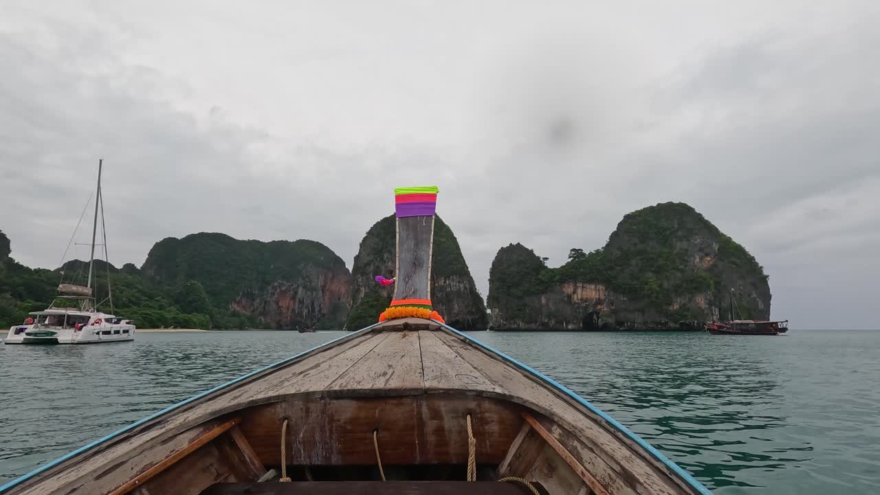 석회암 절벽 에 접근 하는 경치 좋은 보트 타기