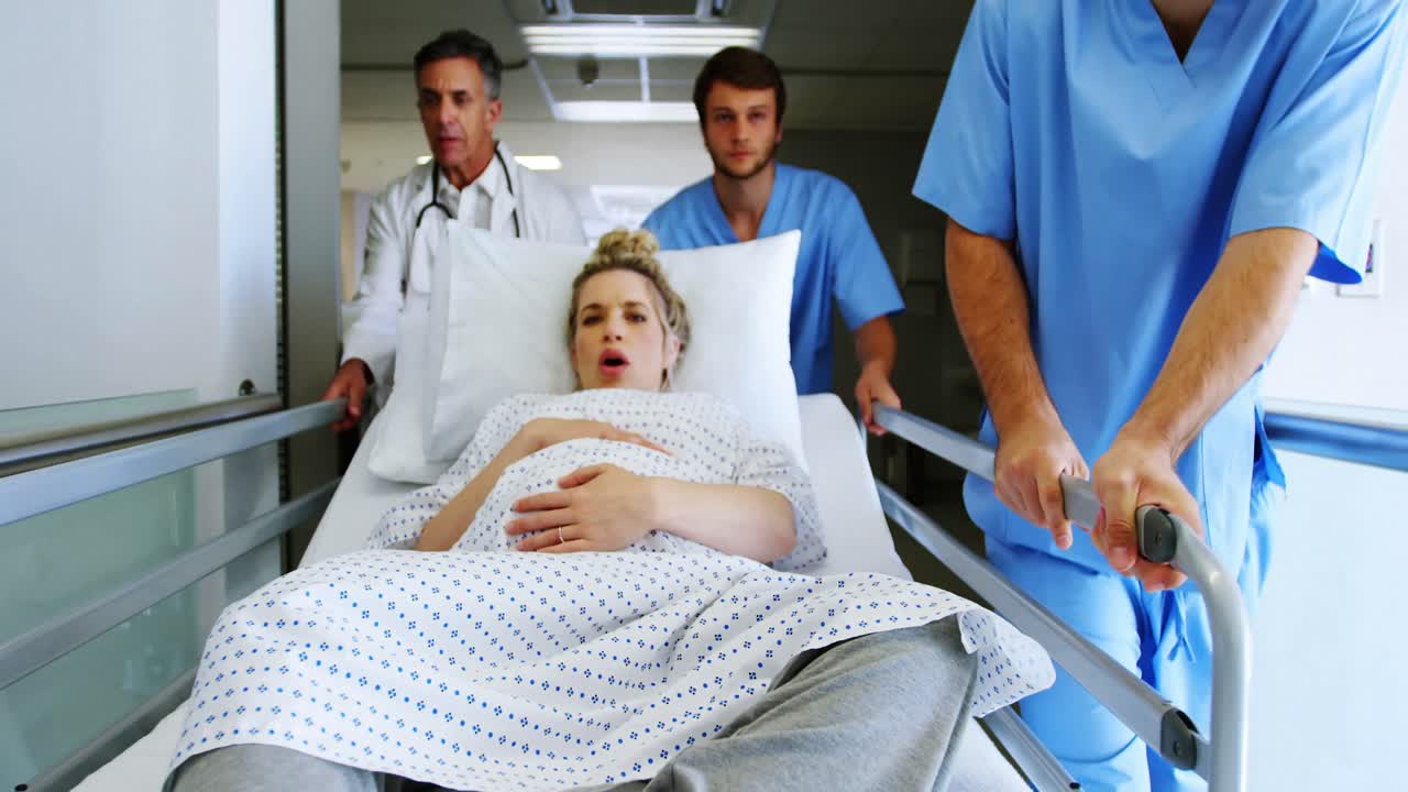 임산부를 수술실로 데려가는 의사 팀