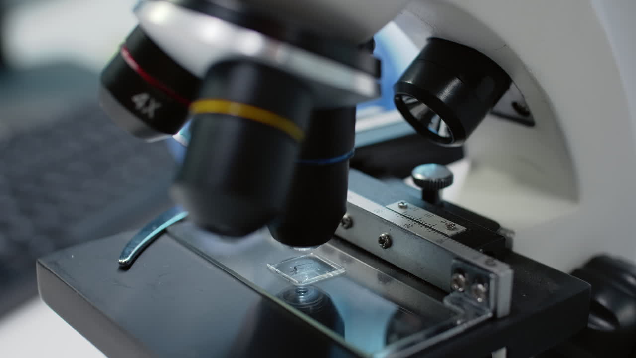 primer plano de un microscopio