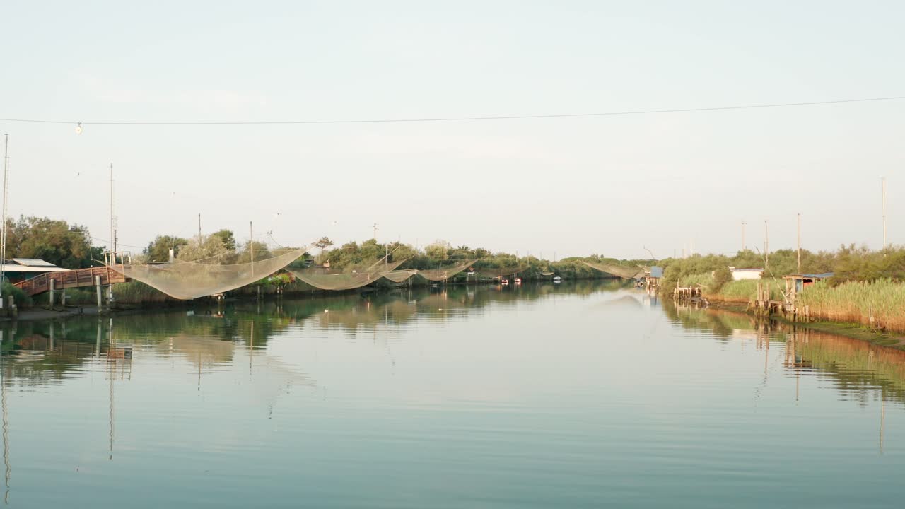 panorama de las cabañas de pesca con la típica máquina de pesca italiana, llamada ""trabucco"",lido di dante, fiumi uniti ravenna cerca del valle de comacchio