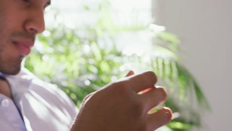 크리에이티브 사무실에서 디지털 태블릿을 사용하는 사람의 근접 보기