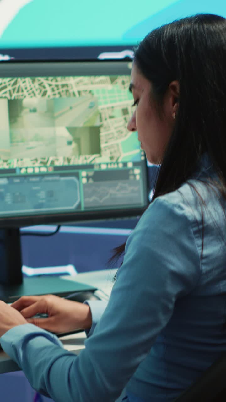 Donna che monitora il sistema di sorveglianza del traffico su computer