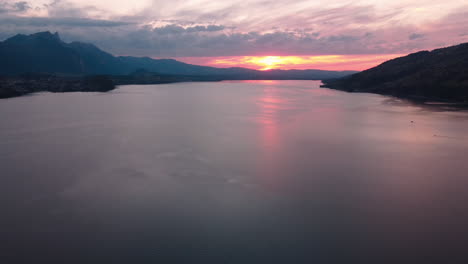 Vista-En-órbita-Sobre-El-Lago-Thun-Durante-La-Puesta-De-Sol